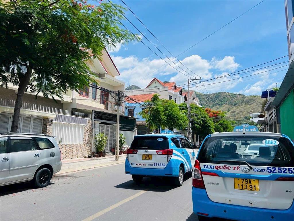 Nhà mặt tiền, đường ô tô dương hiến quyền  ngang dài  7m cách biển phạm văn đồng  120m