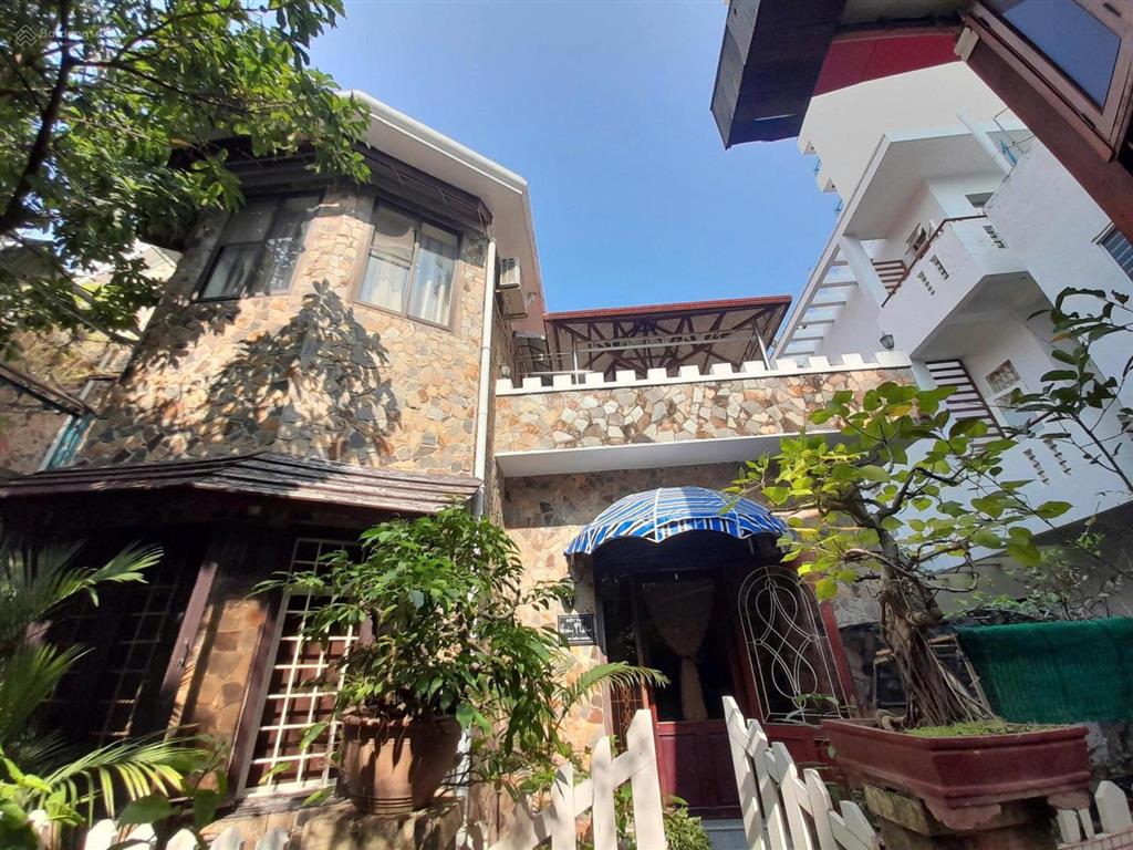 Nhà 2 tầng góc 2 mặt tiền , 873,6m tô hiến thành  ngang 24m,giá 257,7 tỷ.