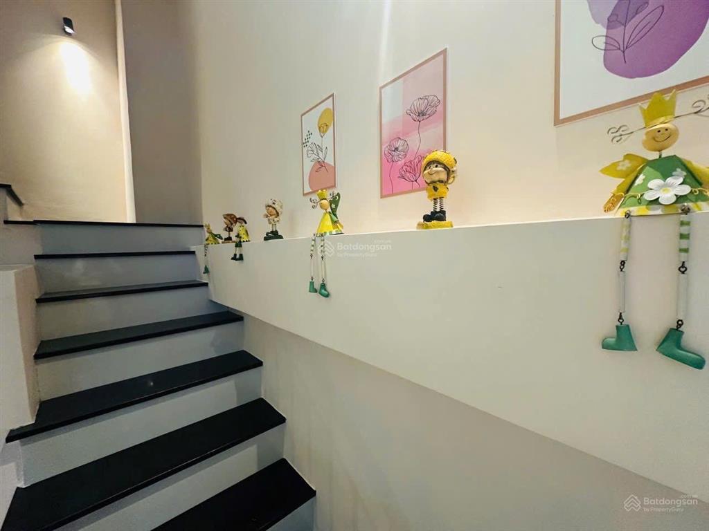 Nhà 4 tầng mặt tiền bà triệu ( gần nhà hàng , sân ga, siêu thị và các loại bank ).giá 13,5 tỷ