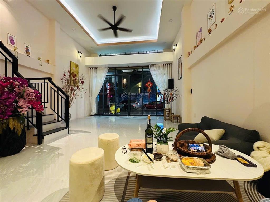 Nhà 4 tầng mặt tiền bà triệu ( gần nhà hàng , sân ga, siêu thị và các loại bank ).giá 13,5 tỷ