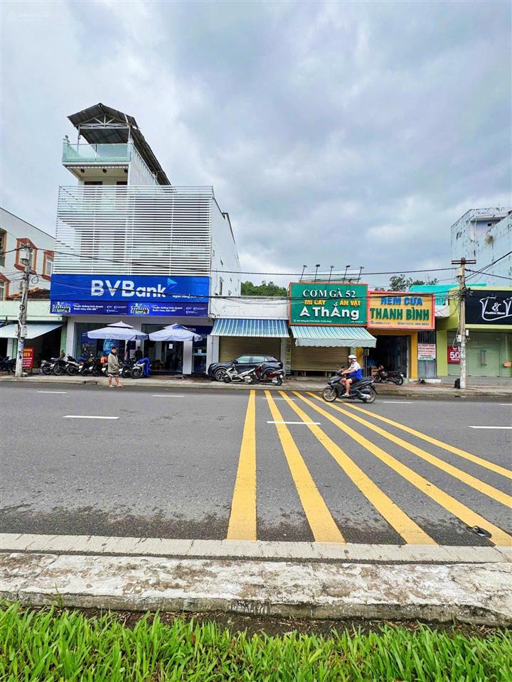 [ nhà mặt tiền đường 2/4  sát ngân hàng bản việt ]  đi ra biển hòn chồng  tầm 700m. giá  19 tỷ