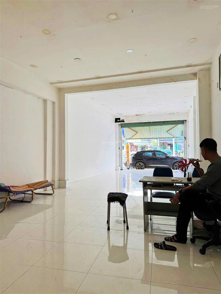 [ nhà mặt tiền đường 2/4  sát ngân hàng bản việt ]  đi ra biển hòn chồng  tầm 700m. giá  19 tỷ