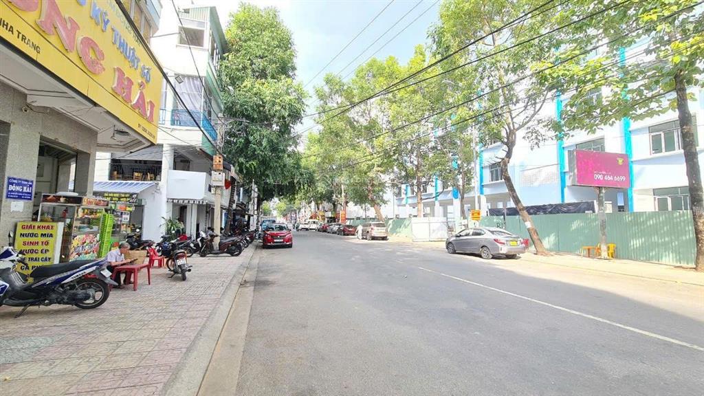 Nhà 3 mặt tiền  đường nguyễn chánh, ngang dài 6,5m * giá 25 tỷ