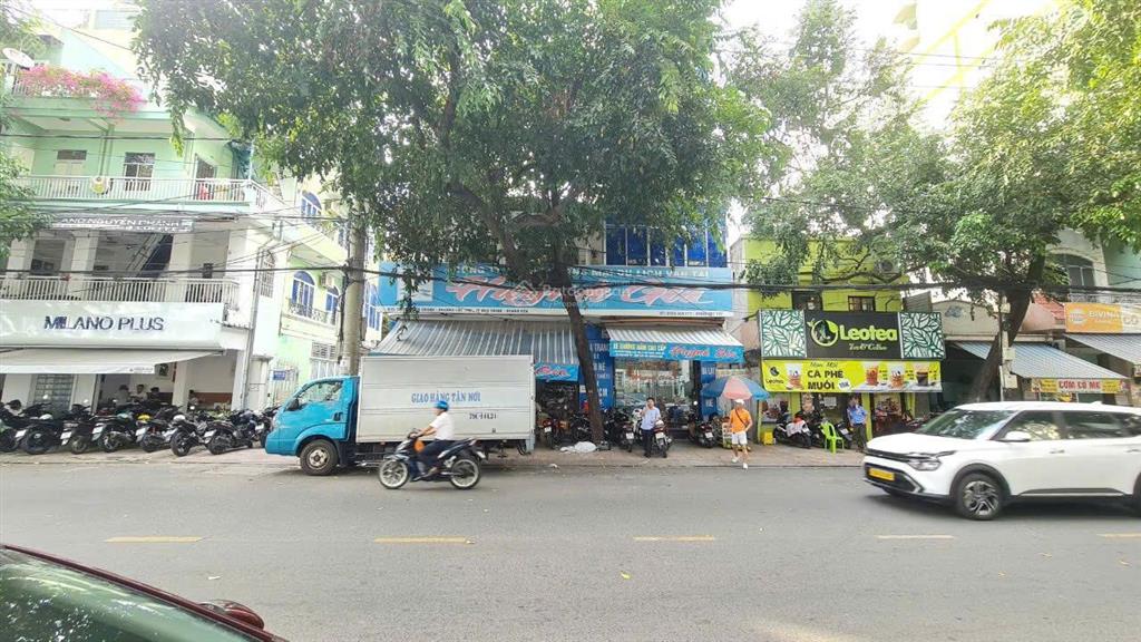 Nhà 3 mặt tiền  đường nguyễn chánh, ngang dài 6,5m * giá 25 tỷ