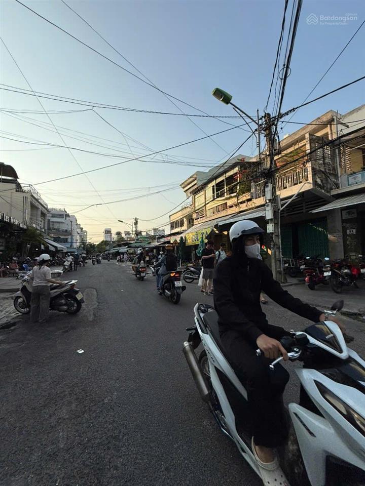 Nhà cấp 4, 2 mặt tiền đường võ trứ  trước và sau { nở hậu } * gần chợ xóm mới. giá 34,8 tỷ