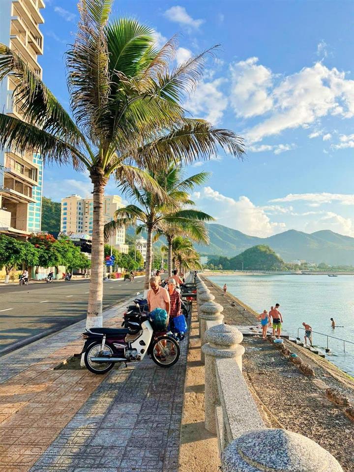 Góc 2 mặt tiền dương hiến quyền, đường rộng 16m, cách biển 130m. giá 12,2 tỷ
