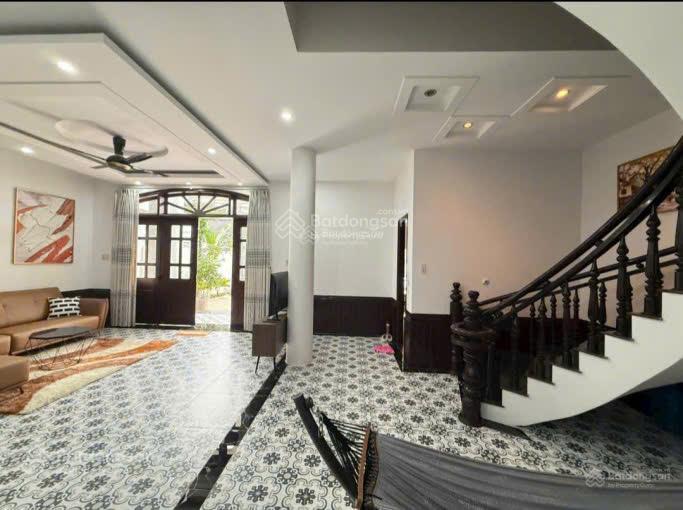 Biệt thự 2 tầng có sân vườn & full nội thất cao cấp, sát đường phú nông. giá 11,8 tỷ