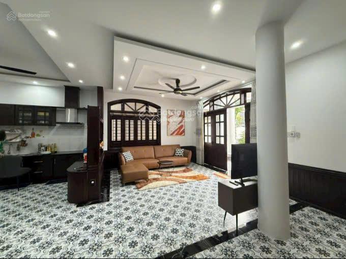 Biệt thự 2 tầng có sân vườn & full nội thất cao cấp, sát đường phú nông. giá 11,8 tỷ