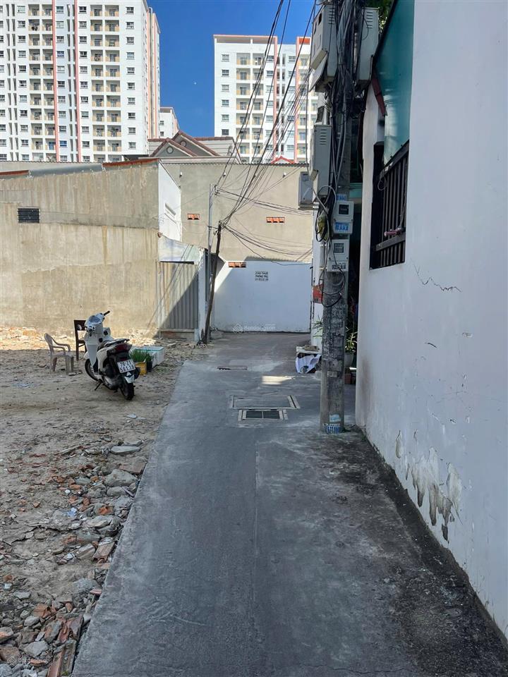 Đất đường phú đức , ngang 6,5m  hẻm 2 xe máy. đi ra biển hòn chồng 780m. giá 2,850 tỷ