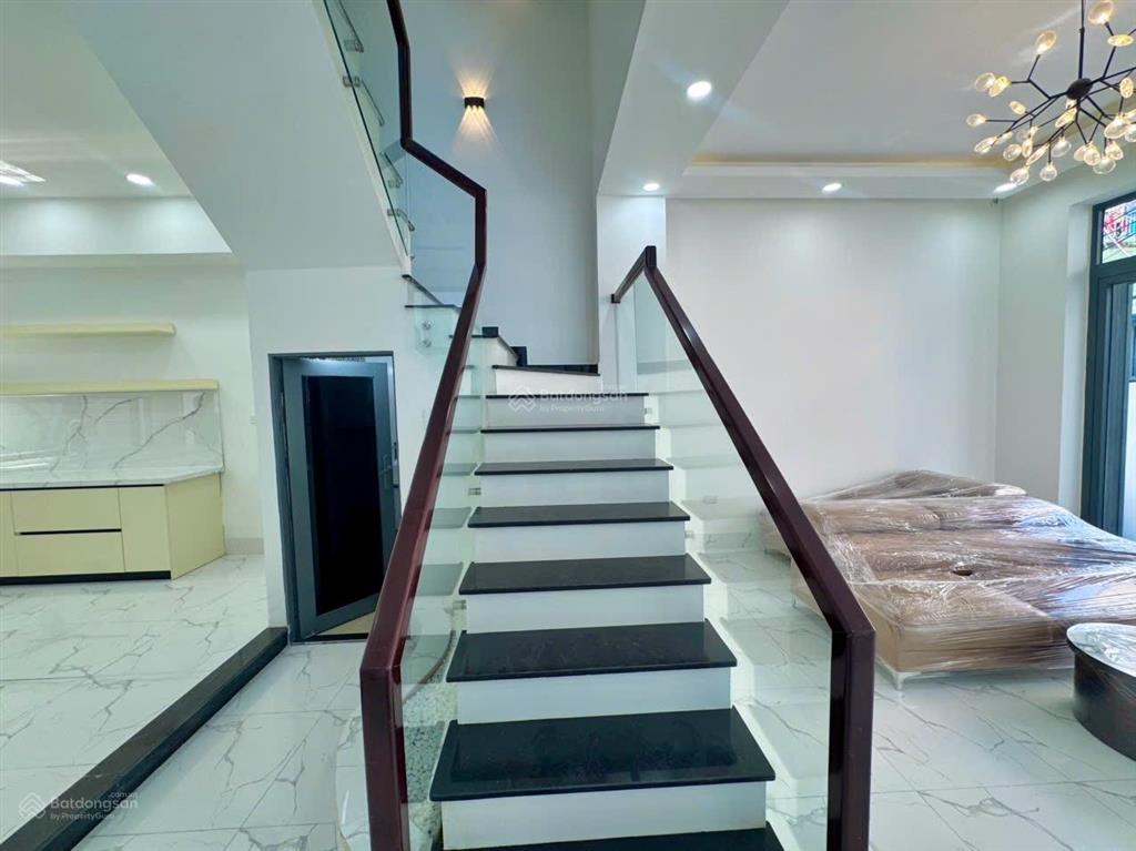 Nhà 3 tầng mới xây, tháp bà, cách biển trần phú 400m. giá 5,650 tỷ