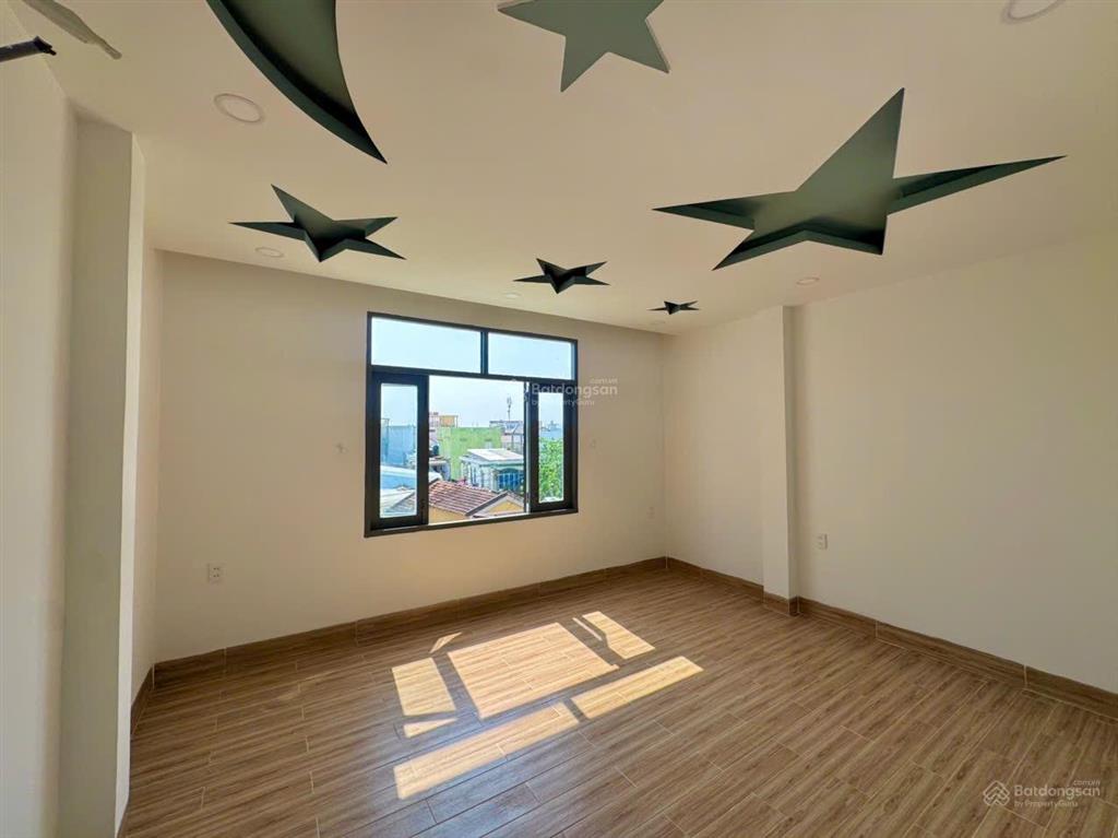 Nhà 3 tầng mới xây, tháp bà, cách biển trần phú 400m. giá 5,650 tỷ