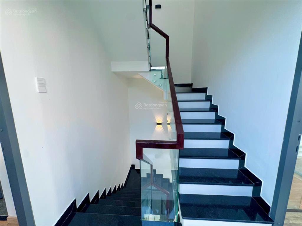 Nhà 3 tầng mới xây, tháp bà, cách biển trần phú 400m. giá 5,650 tỷ
