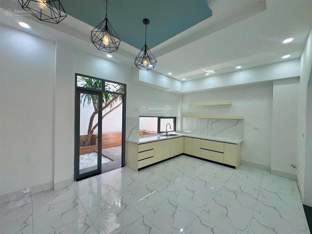 Nhà 3 tầng mới xây, tháp bà, cách biển trần phú 400m. giá 5,650 tỷ