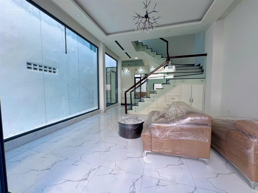 Nhà 3 tầng mới xây, tháp bà, cách biển trần phú 400m. giá 5,650 tỷ