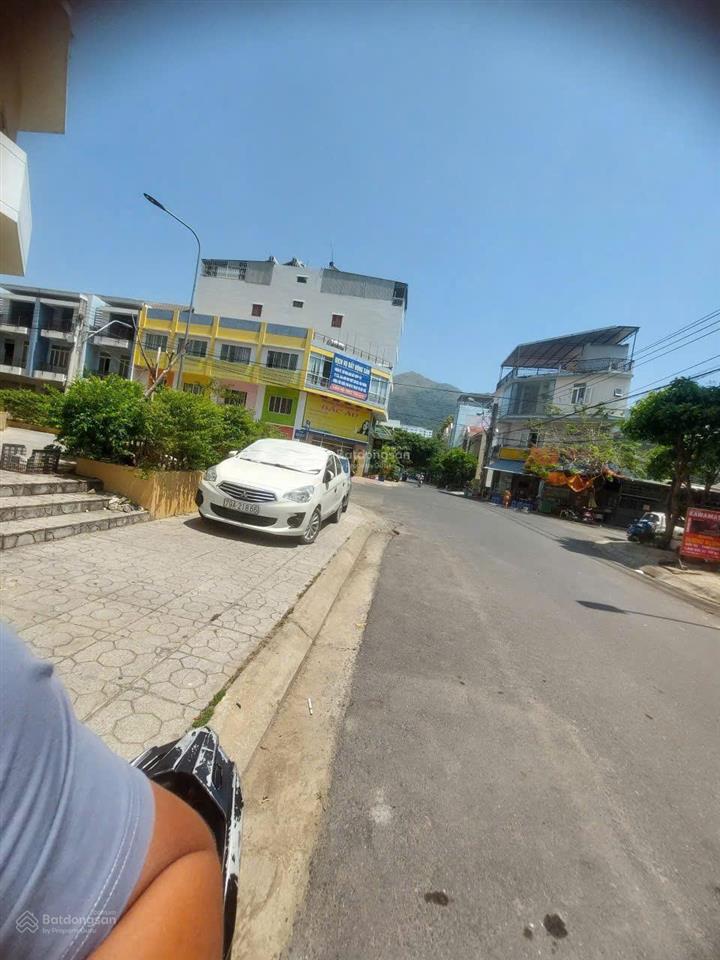 Lô mặt tiền thoại ngọc hầu  đối diện chung cư hoàng quân.
giá 7,1 tỷ