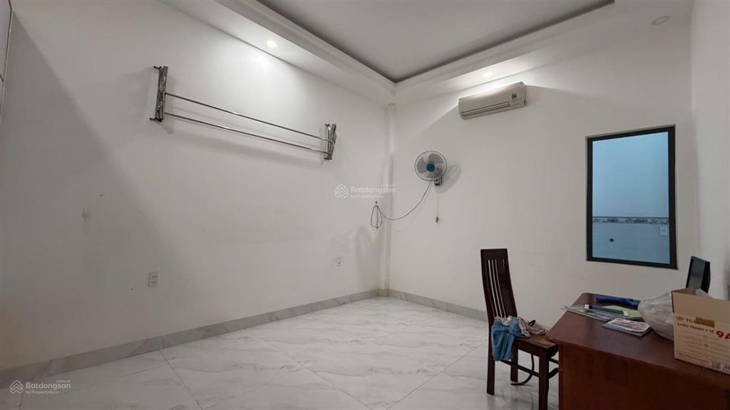 Nhà góc 2 mặt thoáng & 2 tầng ô tô, hẻm củ chi  cách biển hòn chồng 650m. giá 18,5 tỷ.