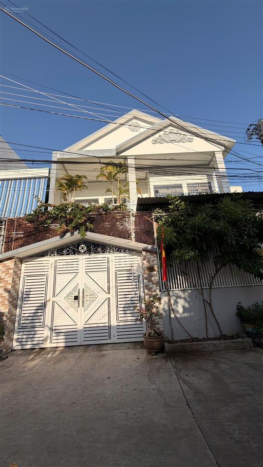Nhà góc 2 mặt thoáng & 2 tầng ô tô, hẻm củ chi  cách biển hòn chồng 650m. giá 18,5 tỷ.