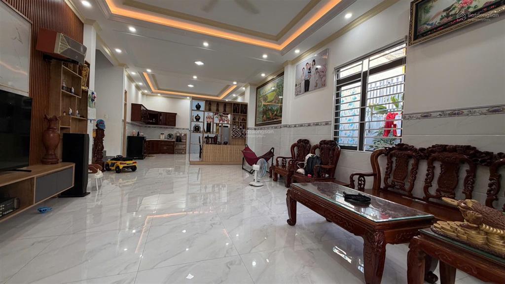 Nhà góc 2 mặt thoáng & 2 tầng ô tô, hẻm củ chi  cách biển hòn chồng 650m. giá 18,5 tỷ.