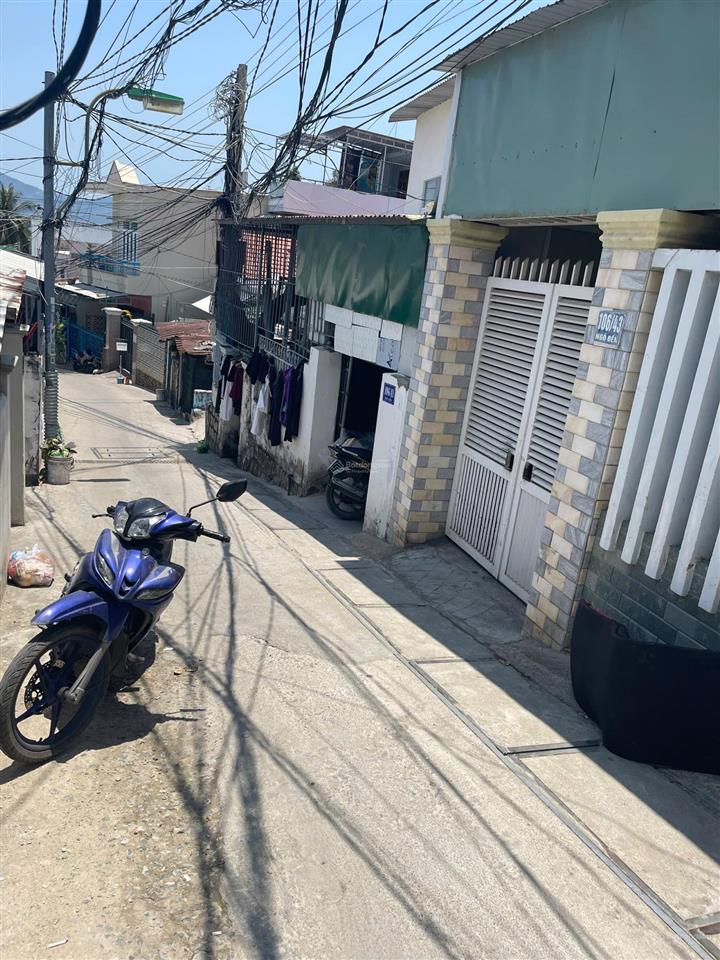 [ nhà 3 tầng , sẵn nội thất  gần chợ sơn thủy ] * hẻm ô tô quay đầu vi vu, hơi dốc * giá 4,5 tỷ