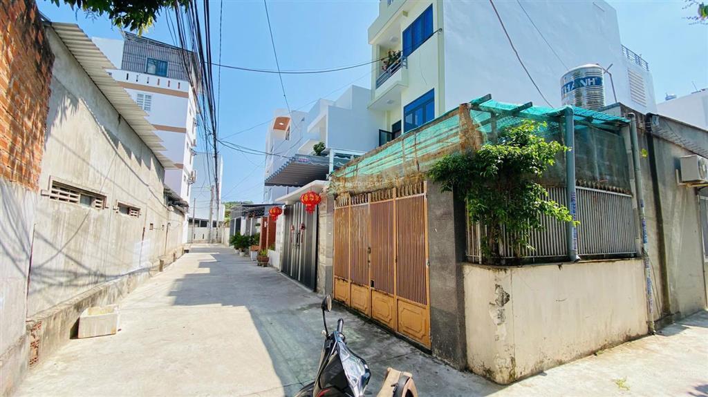 Góc 2 mặt tiền, hẻm ô tô phú đức, ngang dài gần 11m, * ô tô rộng 4m * giá 5,2 tỷ