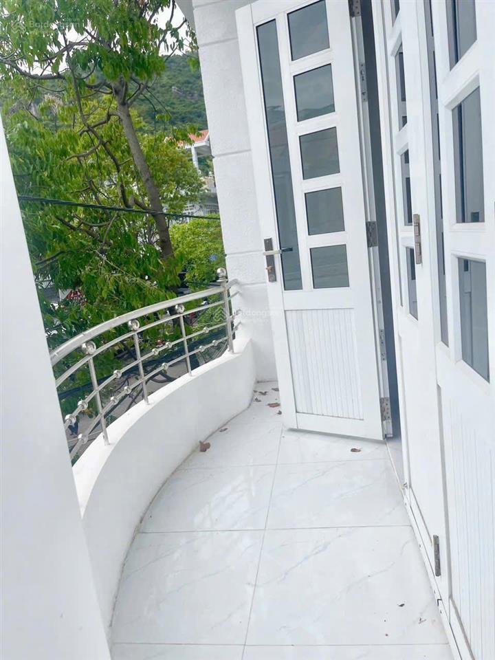 Góc 2 mặt tiền ngô đến, đường diệp minh tuyền  nhà 2 tầng mới xây, mới toanh. giá 4,050 tỷ