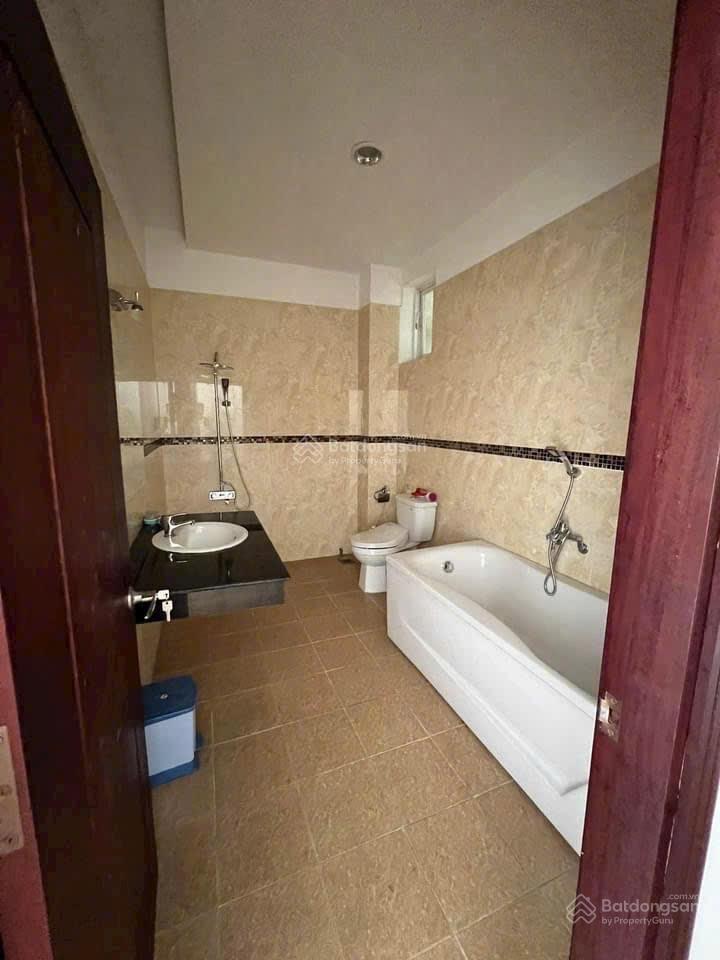 Nhà 3 tầng mặt tiền ngô đức kế  ngang 10m khá rộng {nằm gần trịnh phong & lê đại hành}giá 31,1 tỷ