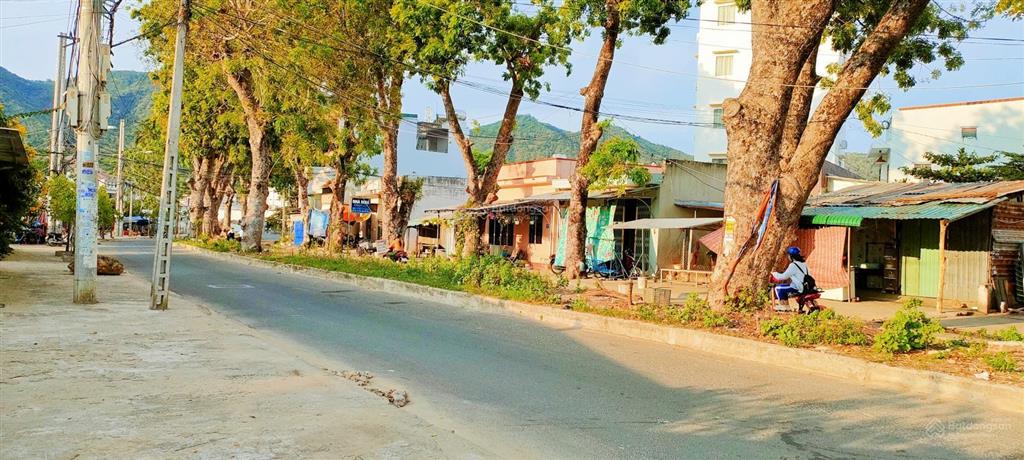 Đất 2 mặt tiền  ngang dài 6,5m , sát hẻm đường thân nhân trung (ô tô quay đầu vi vu). giá 3,8 tỷ