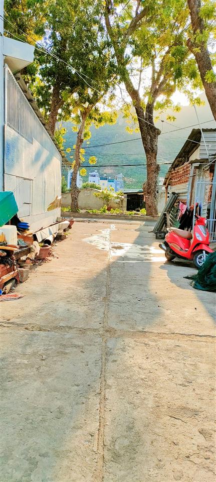 Đất 2 mặt tiền  ngang dài 6,5m , sát hẻm đường thân nhân trung (ô tô quay đầu vi vu). giá 3,8 tỷ