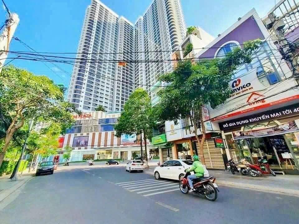 Nhà 2 tầng, hoàng hoa thám  cực hiếm với 2 mặt tiền, ra biển trần phú 300m. giá 16,7 tỷ