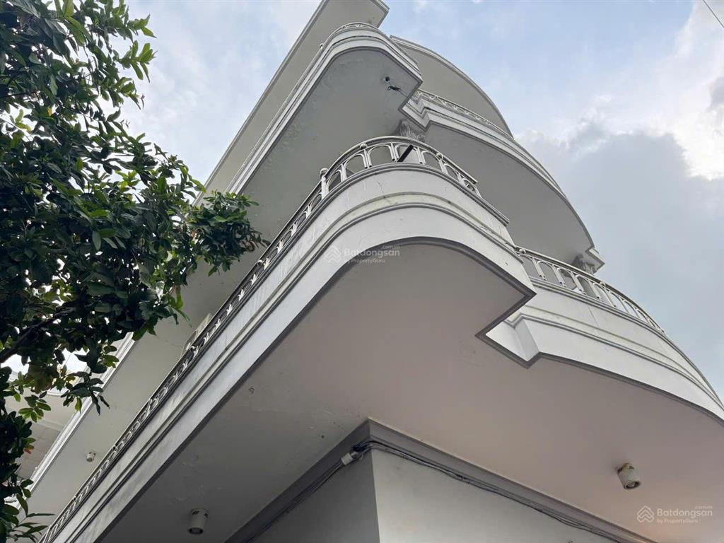 [ nhà 3 tầng hẻm phan phù tiên  ngang dài 7,68m ]  cách biển hòn chồng 300m. giá 12,1 tỷ