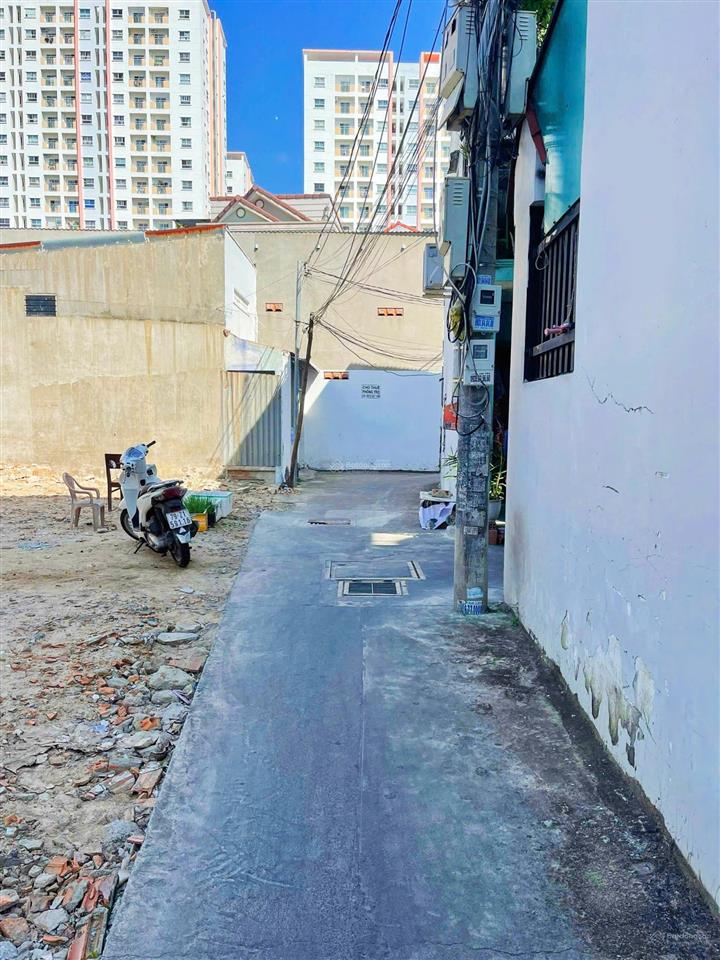 Đất đường phú đức , ngang 5,2m  hẻm 2 xe máy. đi ra biển hòn chồng 780m. giá 2,650 tỷ