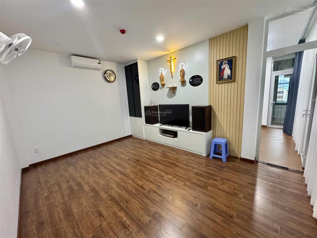 Nhà góc 2 mặt có 4 tầng, mặt tiền nguyễn đình chiểu, cách biển hòn chồng 300m. giá 14,9 tỷ