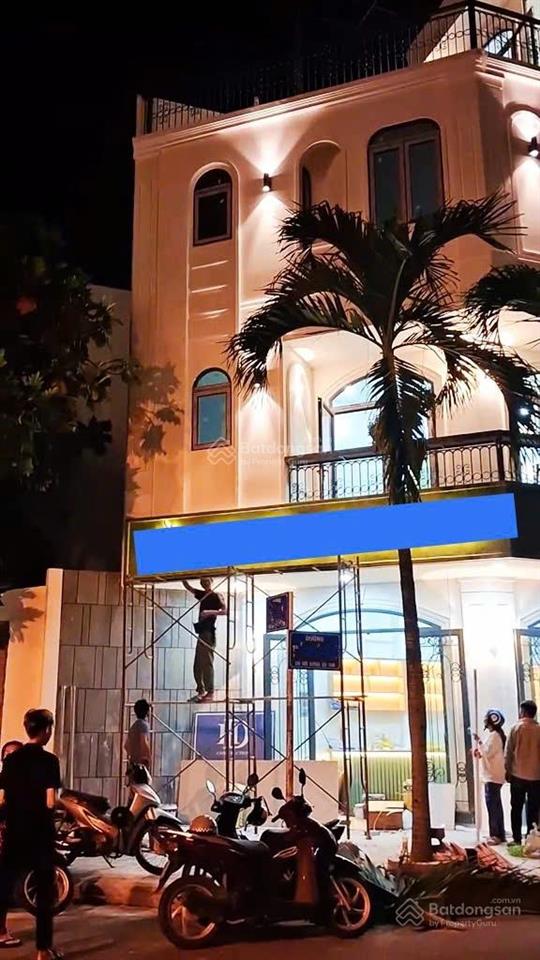 Nhà mới xây, góc 2 mặt tiền đường âu cơ  ra biển trần phú 1km. giá  7,5 tỷ