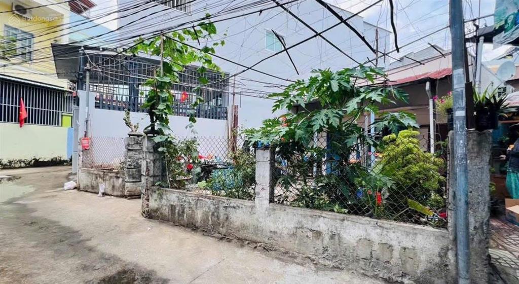 Nhà cấp 4 cũ  ngang dài ôm 8m { cách đường ô tô tầm 30m. giá 5,2 tỷ