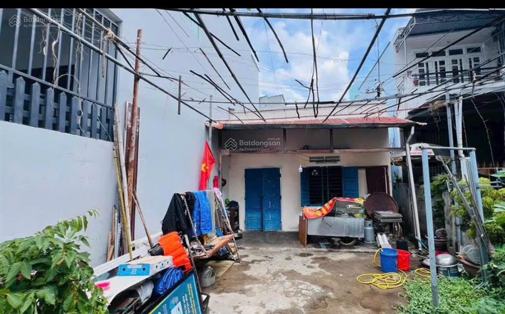 Nhà cấp 4 cũ  ngang dài ôm 8m { cách đường ô tô tầm 30m. giá 5,2 tỷ