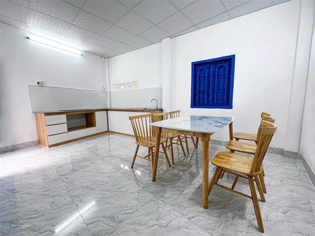Nhà góc 2 mặt thoáng  vị trí khá đẹp ( ngang dài ôm 8m )  ô tô vào tận nơi. giá 6,250 tỷ