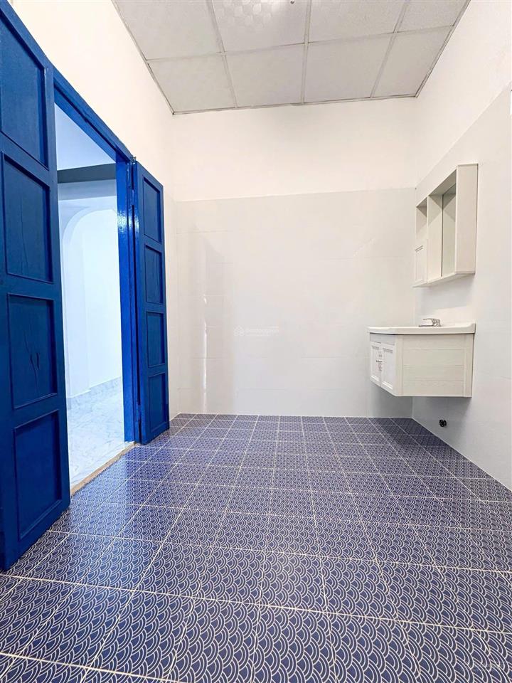 Nhà góc 2 mặt thoáng  vị trí khá đẹp ( ngang dài ôm 8m )  ô tô vào tận nơi. giá 6,250 tỷ