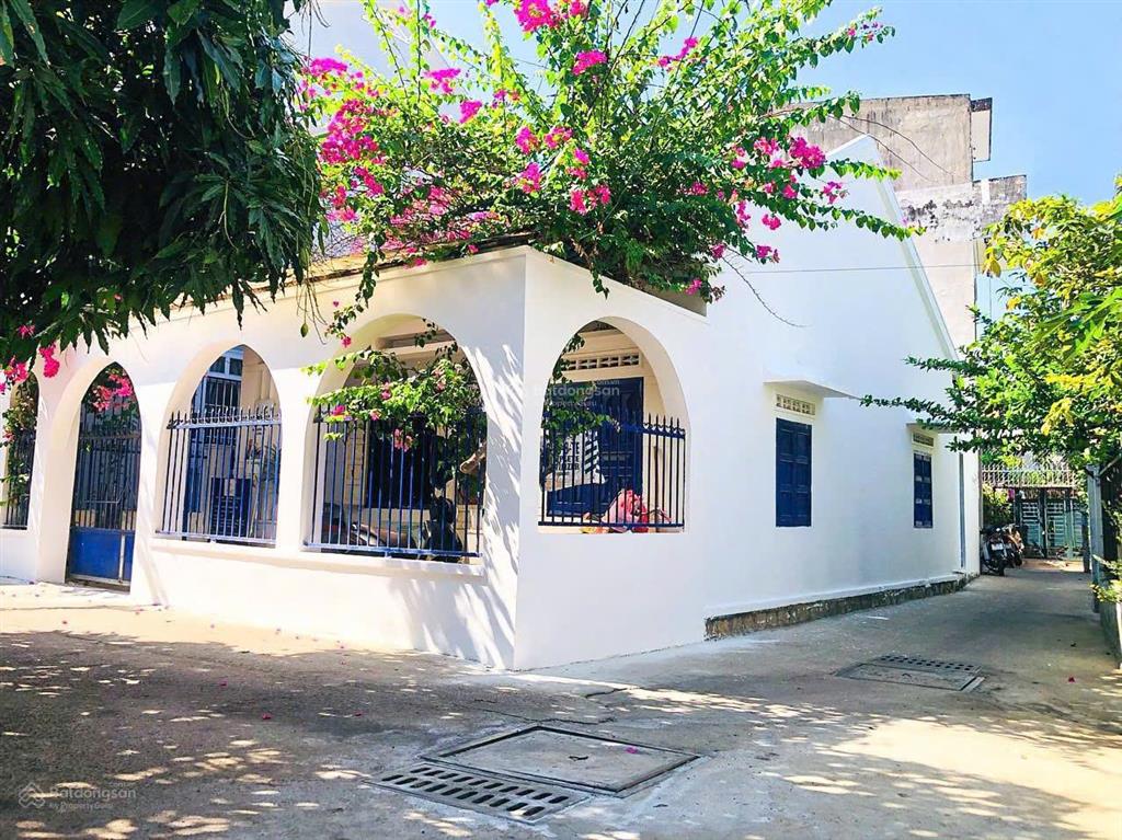 Nhà góc 2 mặt thoáng  vị trí khá đẹp ( ngang dài ôm 8m )  ô tô vào tận nơi. giá 6,250 tỷ
