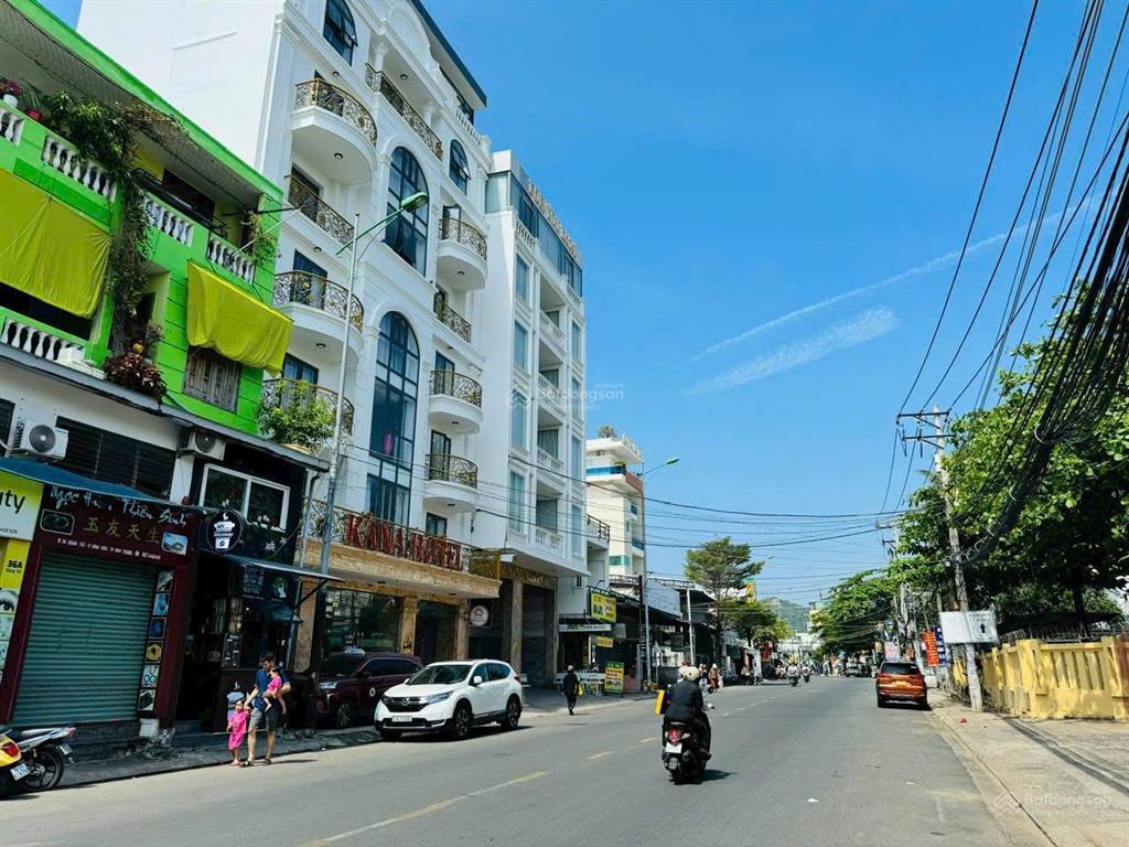 Lô mặt tiền đường đặng tất  ngang dài 7,7m * cách biển hòn chồng  400m. giá 18 tỷ