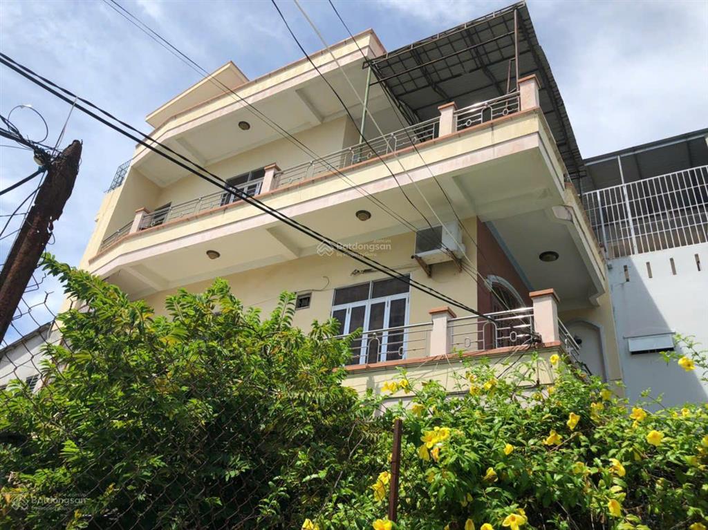 Nhà 3 tầng đặng tất, hẻm xe ô tô nhỏ cách biển hòn chồng 500m. giá 10 tỷ