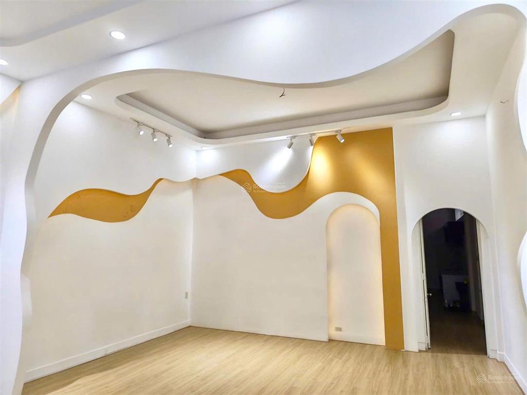 Nhà 4 tầng , góc 2 mặt tiền lê đại hành  vị trí đẹp & kinh doanh thuận lợi giá 19,3 tỷ