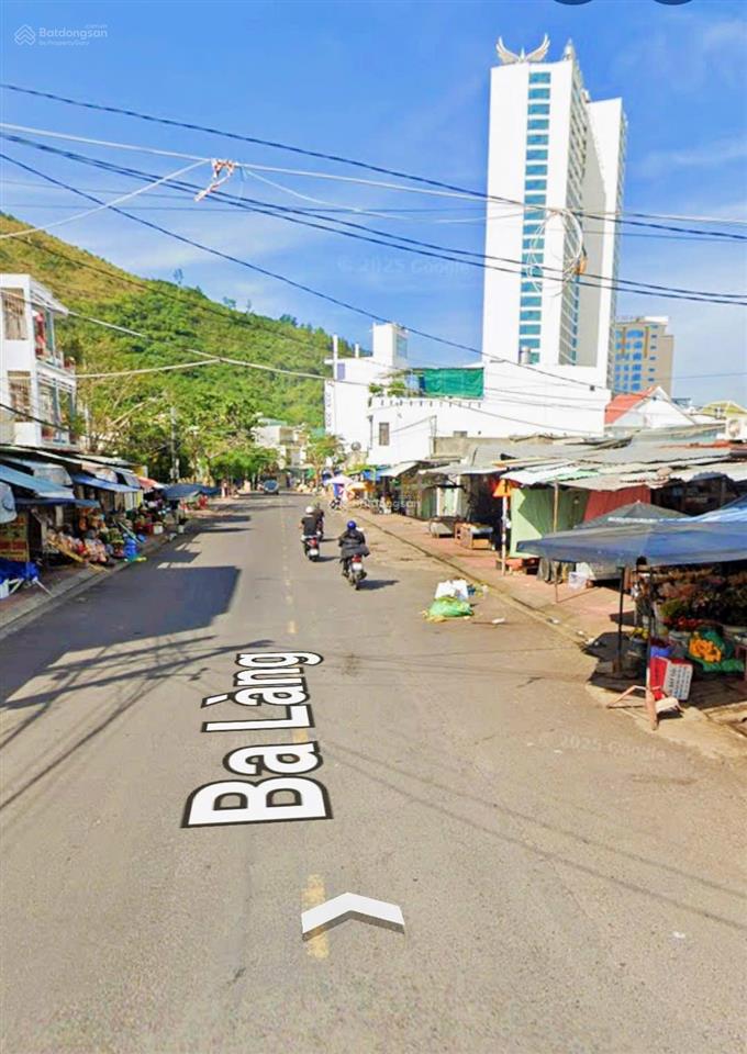 Nhà góc 3 mặt tiền dương hiến quyền, sát chợ ba làng đi ra biển ba làng 100m. giá 16,8 tỷ