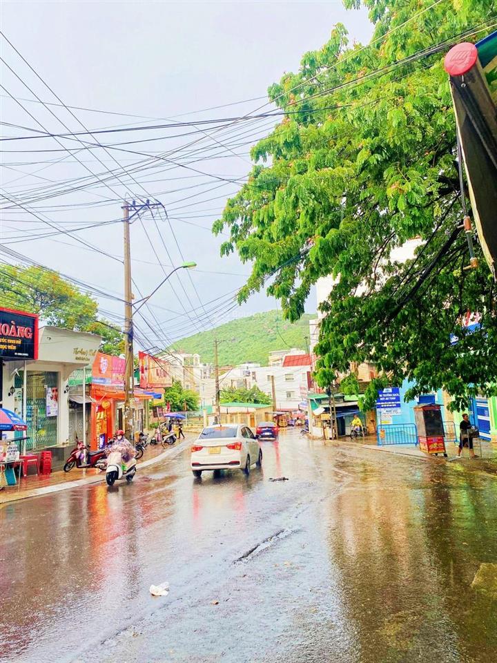 20 phòng trọ (4 tầng), mặt tiền đường nguyễn đình chiểu, cách biển hòn chồng 600m. giá 9,950 tỷ
