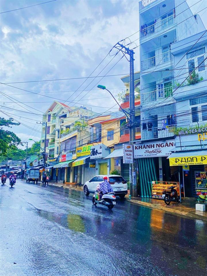 20 phòng trọ (4 tầng), mặt tiền đường nguyễn đình chiểu, cách biển hòn chồng 600m. giá 9,950 tỷ