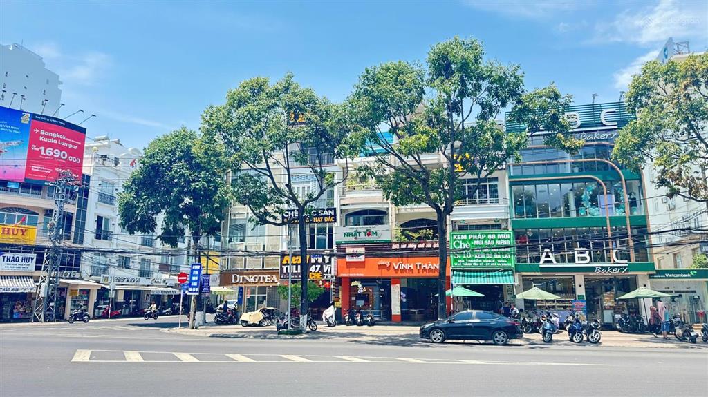Nhà 4 tầng mặt tiền lê thánh tôn  ngang 7,7m (sát vòng xoay ngã 7). giá 65 tỷ