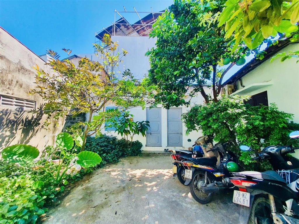 Nhà vườn  hẻm cao văn bé thông qua đoàn trần nghiệp, cách biển hòn chồng 500m. giá 11 tỷ