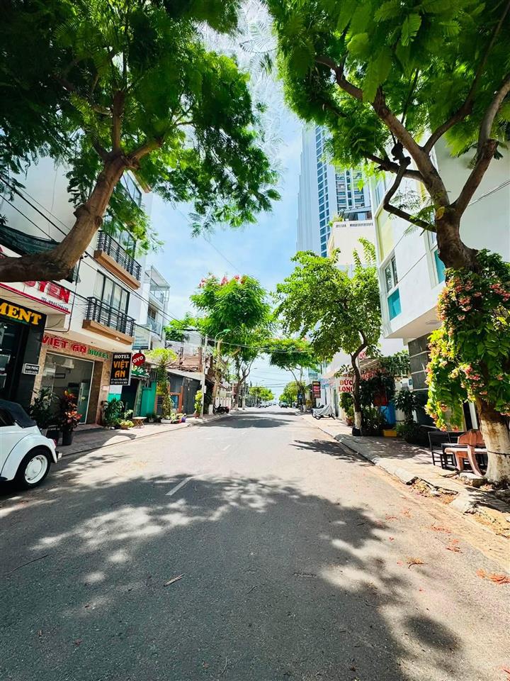 Nhà góc 2 mặt tiền nguyễn biểu  sát scenia bay * cách biển hòn chồng 250m. giá 22,4 tỷ.
