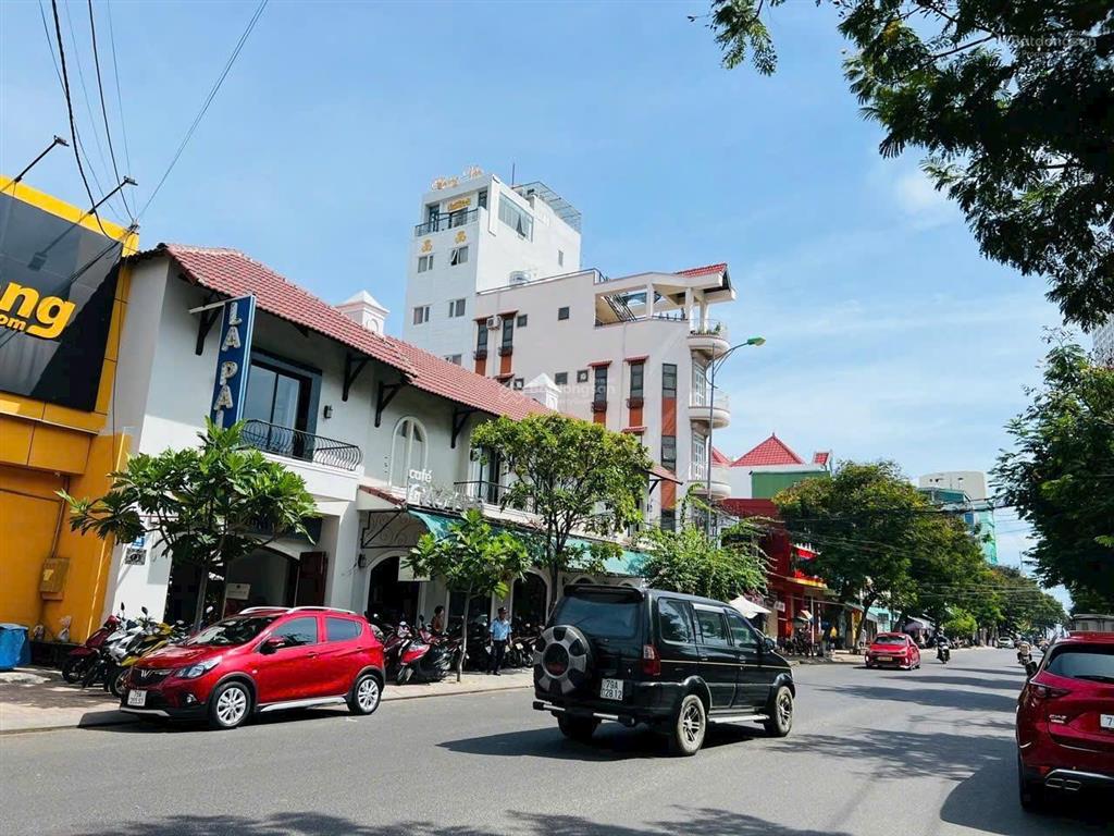Nhà mặt tiền đường hòn chồng  ngang 7,1m, đi ra biển bãi tắm hòn chồng 300m. giá 16,9 tỷ