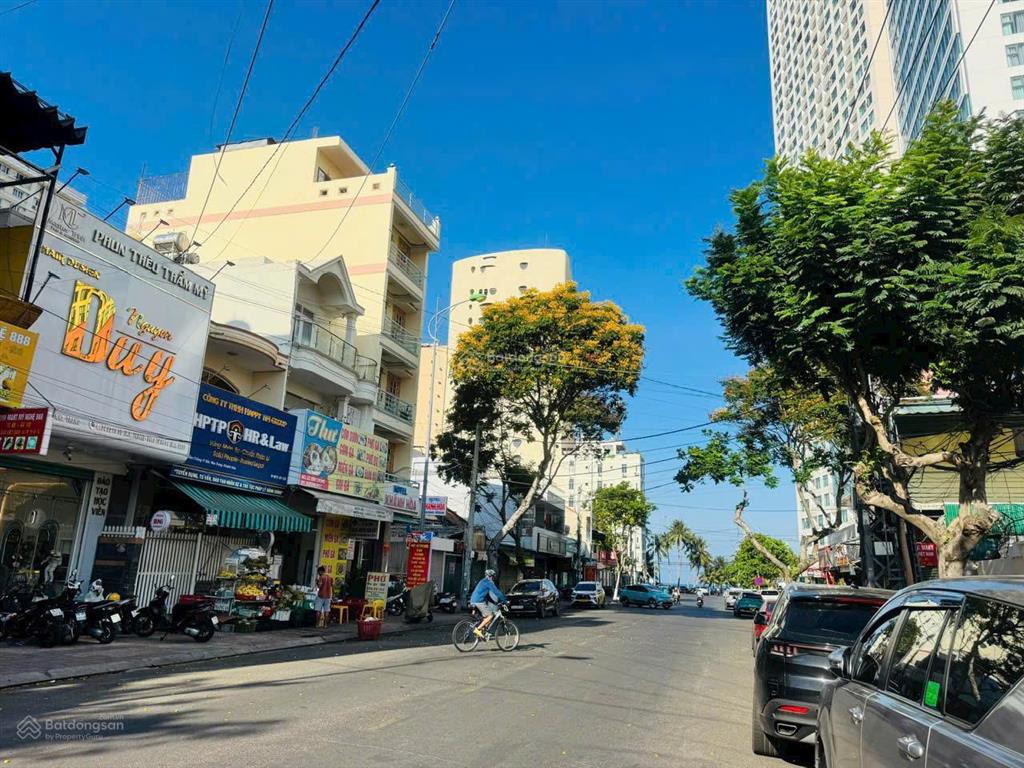 Nhà mặt tiền đường hòn chồng  ngang 7,1m, đi ra biển bãi tắm hòn chồng 300m. giá 16,9 tỷ