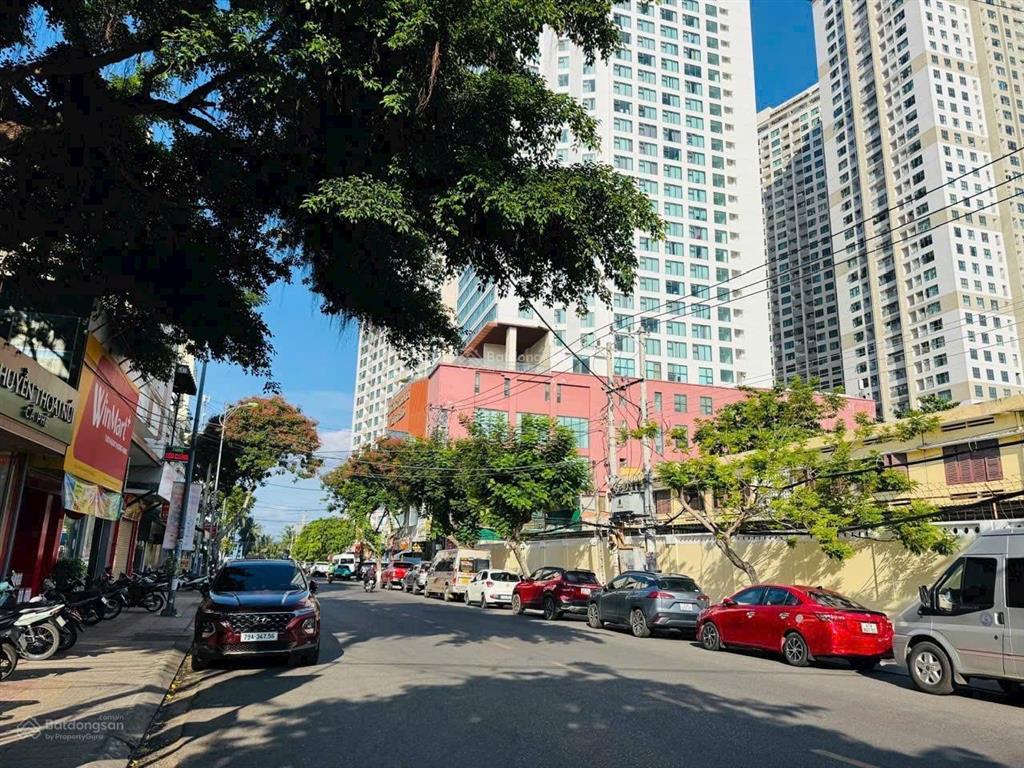 Nhà mặt tiền đường hòn chồng  ngang 7,1m, đi ra biển bãi tắm hòn chồng 300m. giá 16,9 tỷ